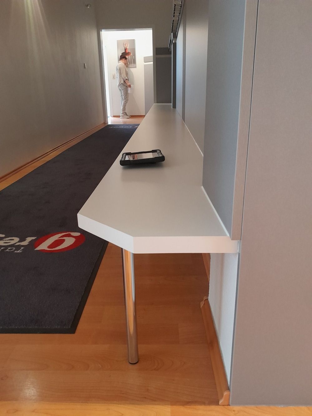 Langer Flur mit Sitzbank und Kleiderhaken