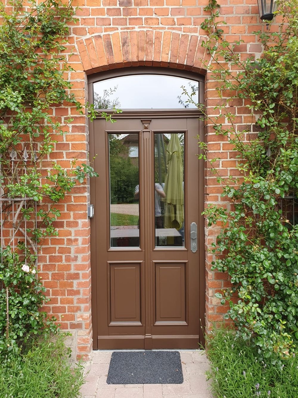 Berliner Haustür mit Zierelementen in einem roten Ziegelgebäude