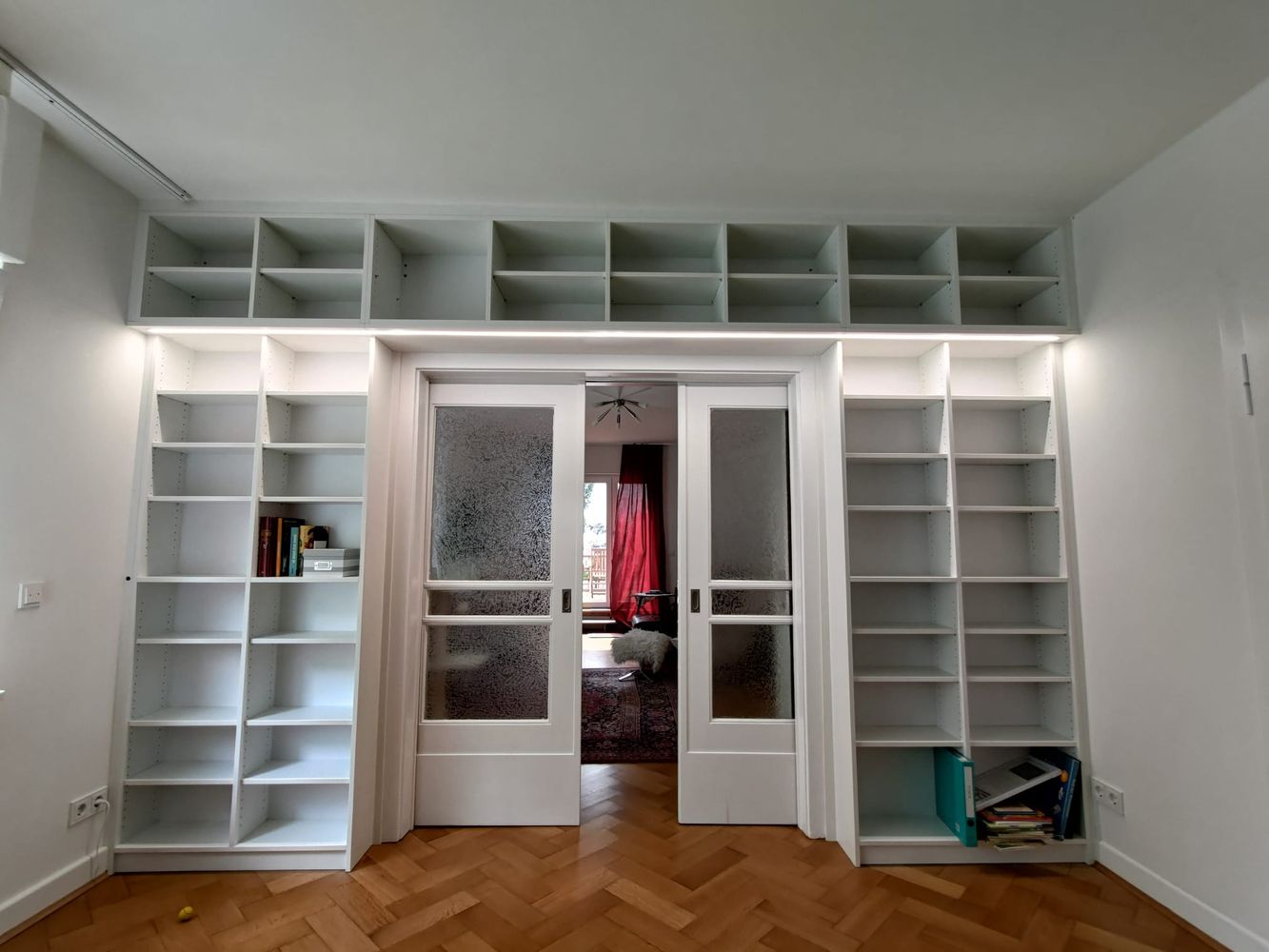 Blick auf eine weiße Regalwand