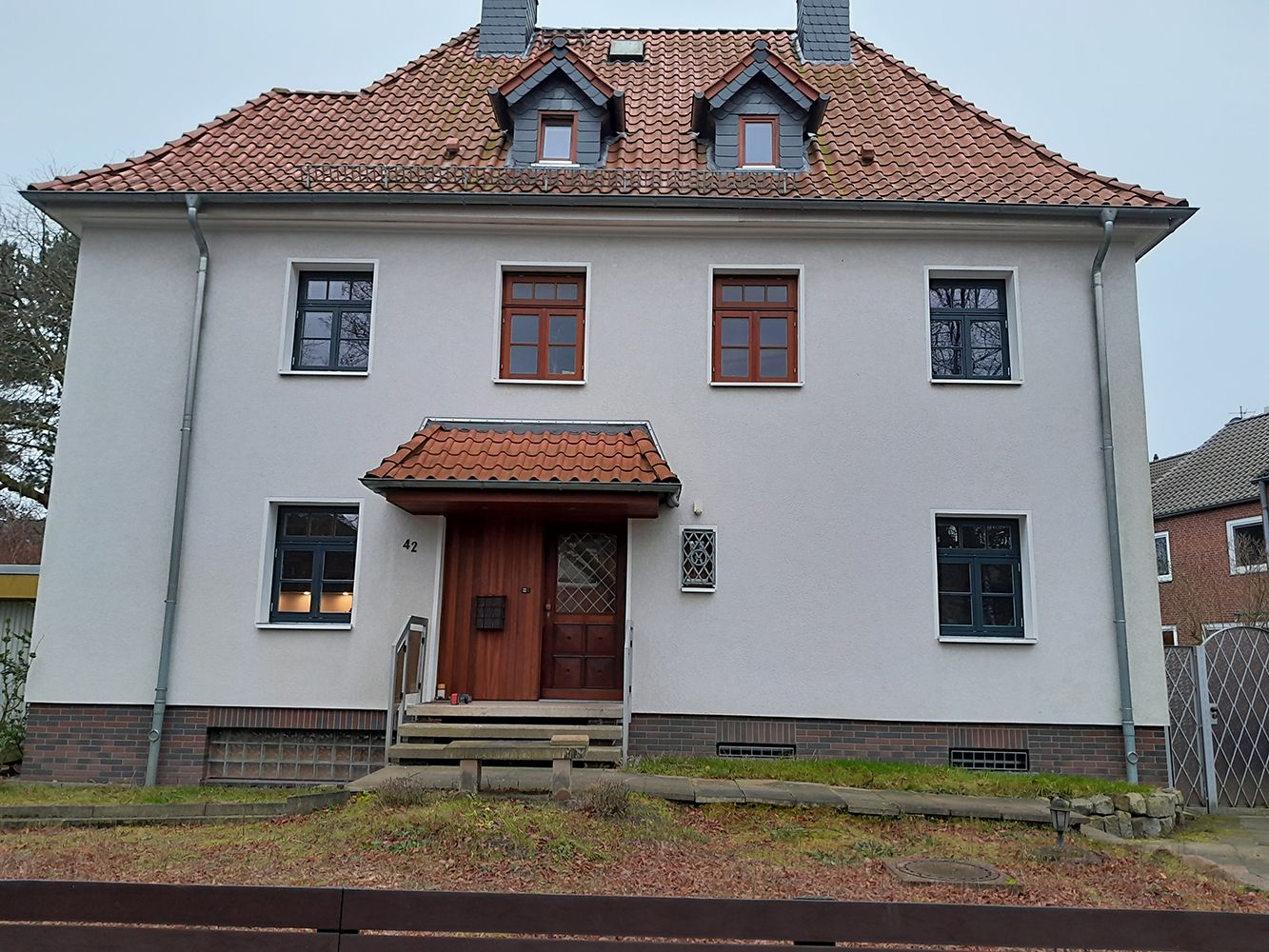 Zweistöckiges Haus mit Hamburger Fenstern