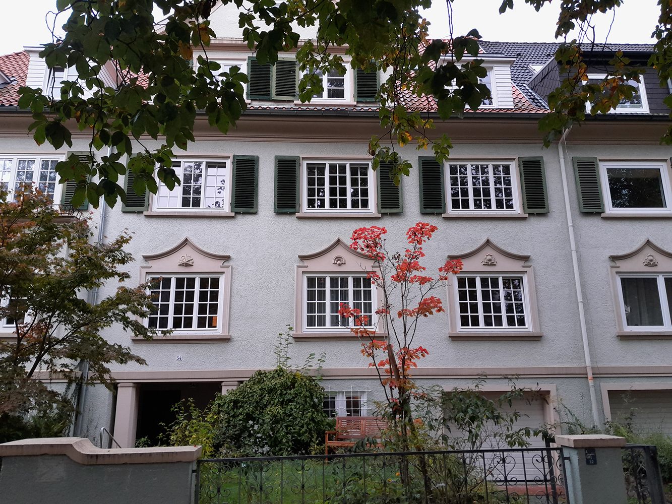 Elegantes deutsches Stadthaus mit Berliner Fenstern